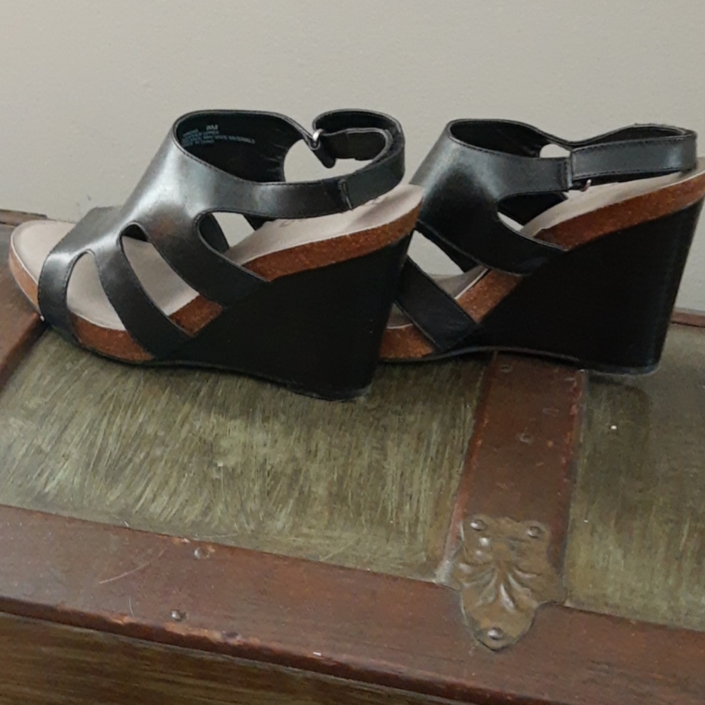 SIZE 8 Women's Me Too Black Wedge Sandals
